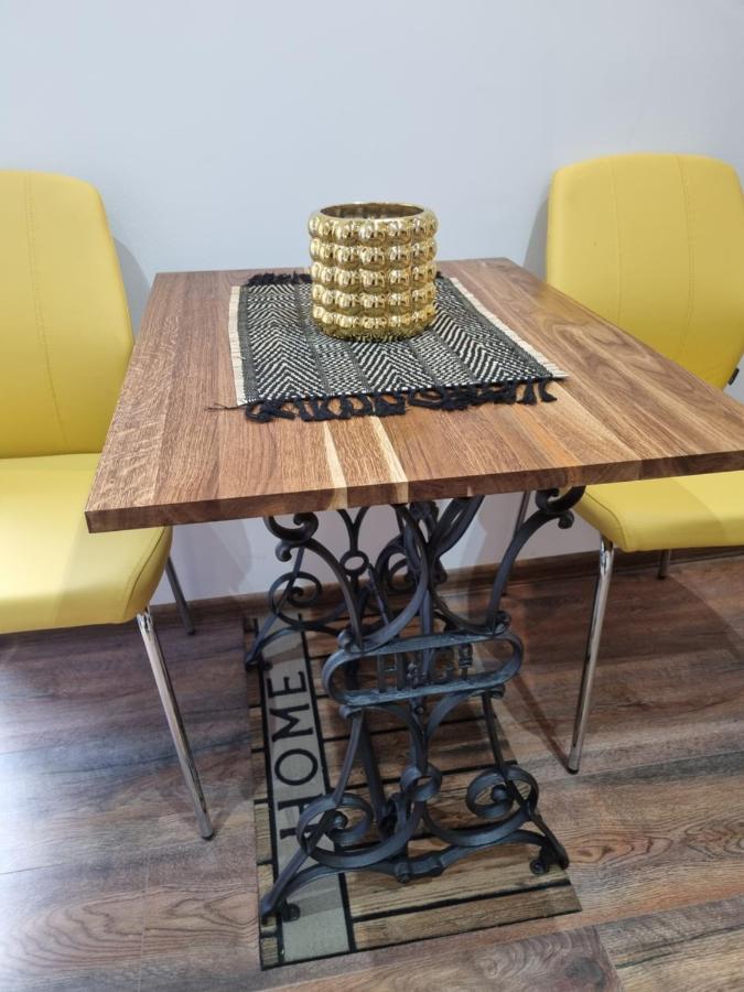 Apartment Retro Chic *